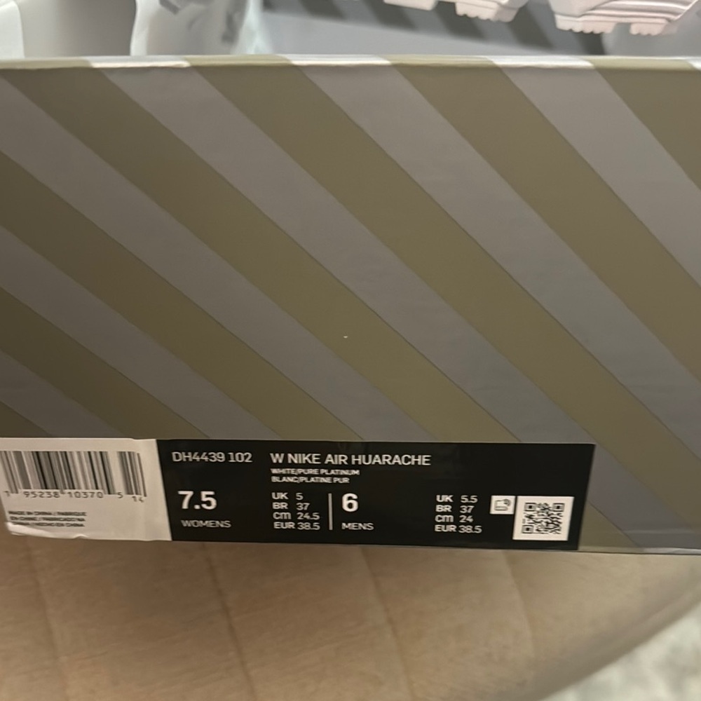 Nike White Air Huarache new in box - Picture 3 of 6
